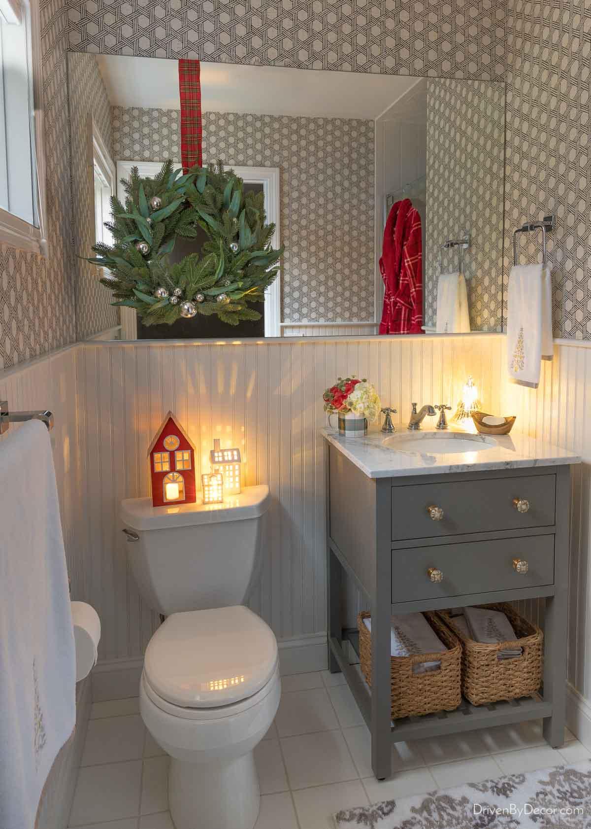 Incorporate decorative ⁢storage solutions to ⁤maintain​ order in ⁤your ‍eclectic bathroom