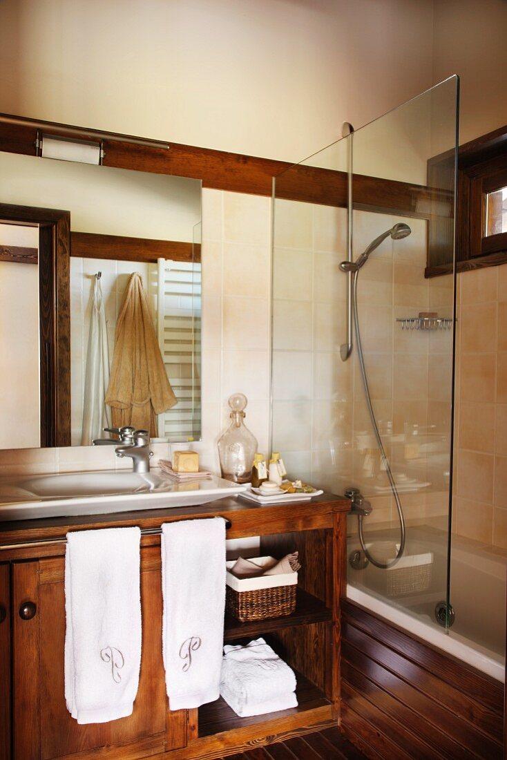 Wood-paneled walls​ create a⁤ warm atmosphere in your wooden bathroom