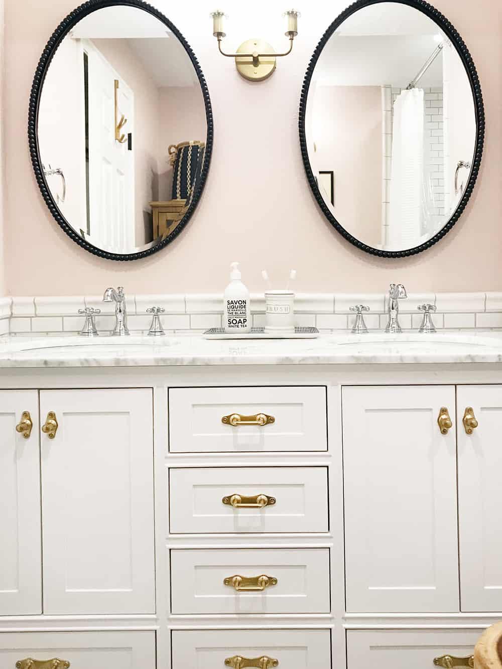 Use mismatched hardware ‌for a charming touch ⁢in your eclectic bathroom renovation