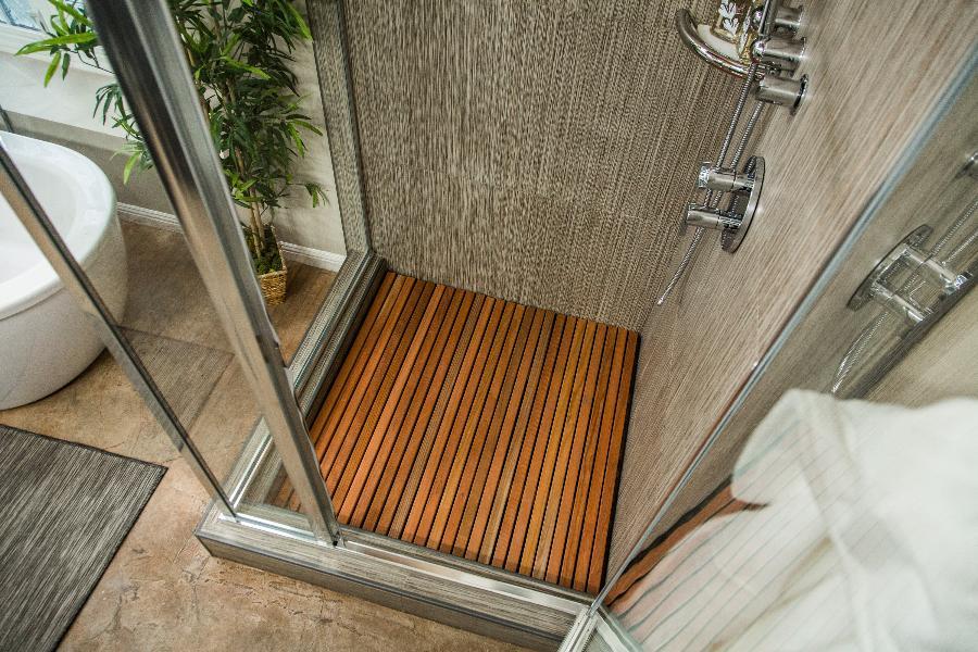 Design a wooden shower with slatted⁤ floors for safety and style