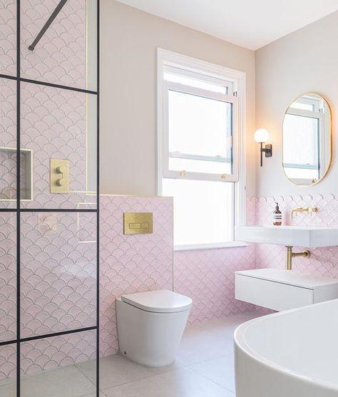 Classic white fixtures blend beautifully ‌in‍ a pastel bathroom