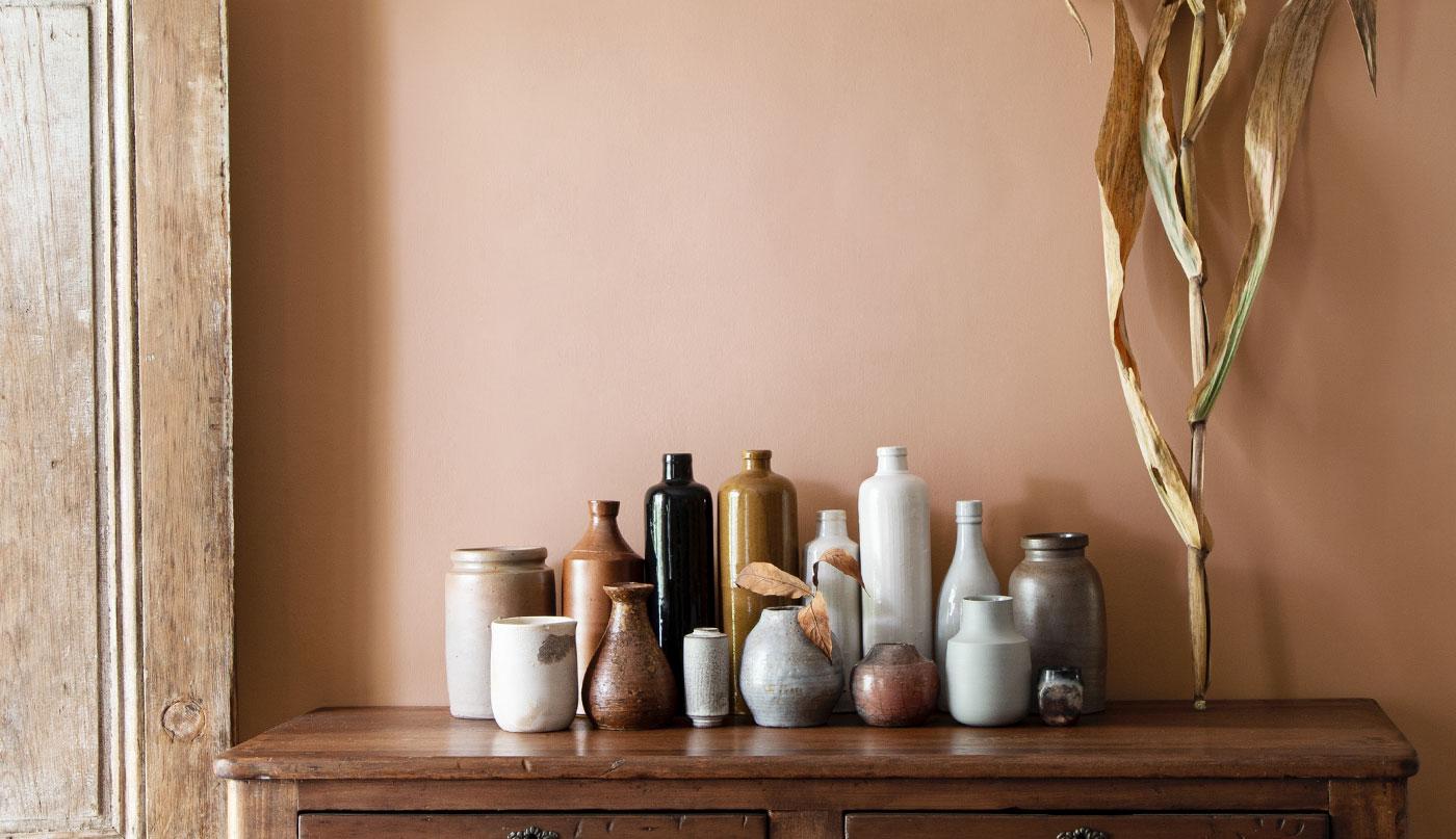 Incorporate colorful ceramic‌ vessels for a⁢ playful feel in your boho bathroom