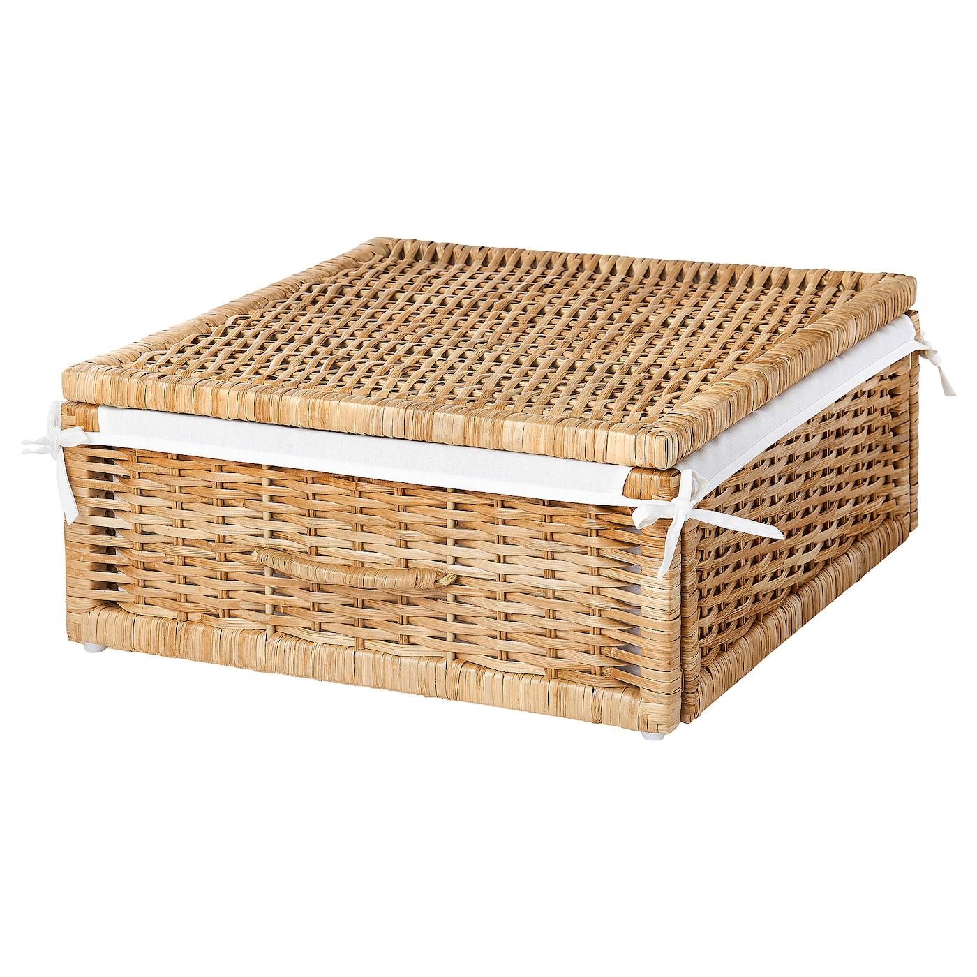 Use woven baskets to introduce texture and organization​ in ⁤wooden bathrooms