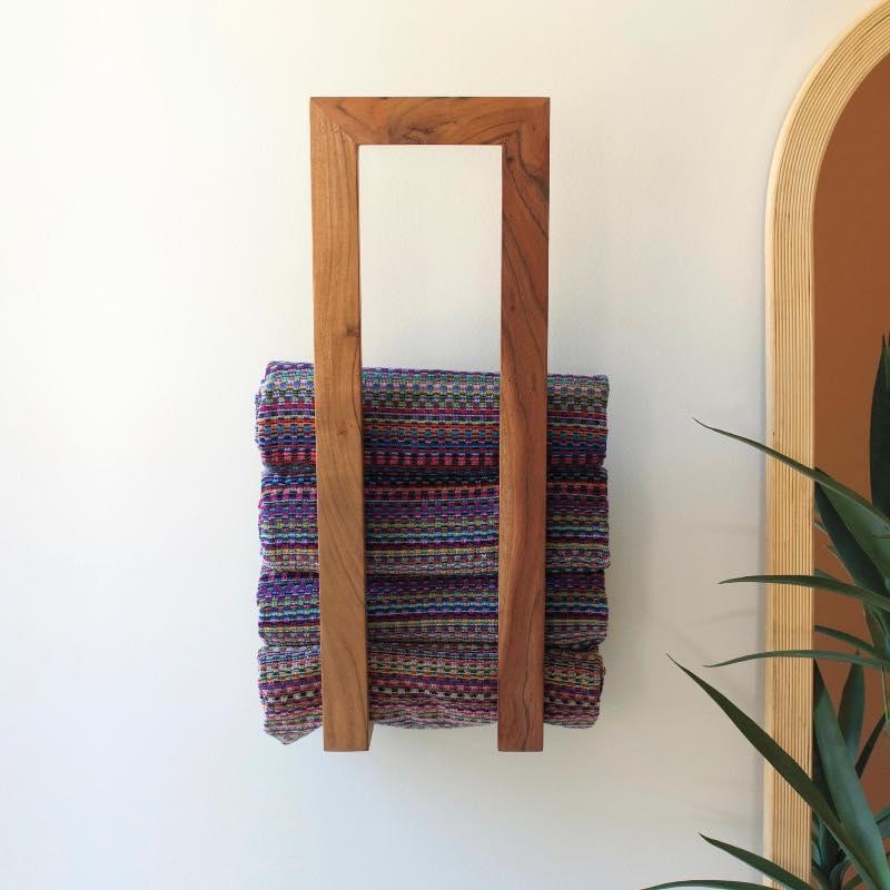 Add wooden⁢ accents with towel racks⁤ for a ​unique look