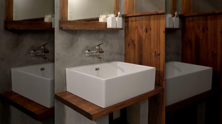 Industrial bathroom: Combine raw materials and edgy design elements