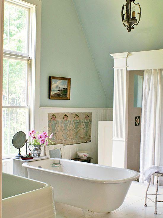 Country Cottage: Soft fabrics and pastel shades for a cozy bathroom