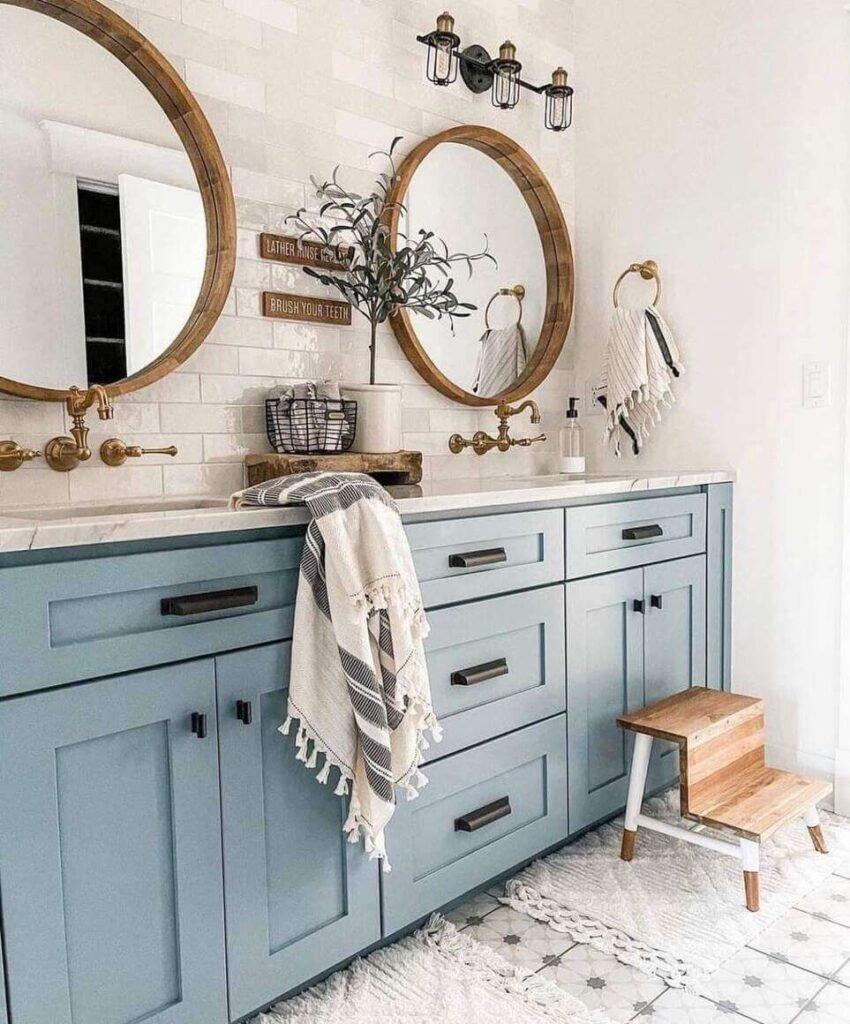 Rustic farmhouse ‍bathroom: embrace ‍natural wood and vintage charm