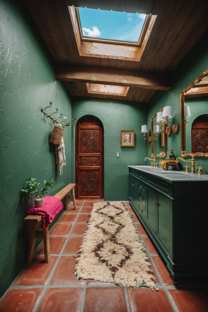 Dark moody bathroom​ embracing⁤ deep colors and​ dramatic contrasts