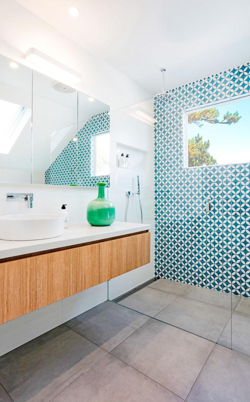 Embrace bold colors with a ⁢vibrant ​accent wall in your eclectic bathroom