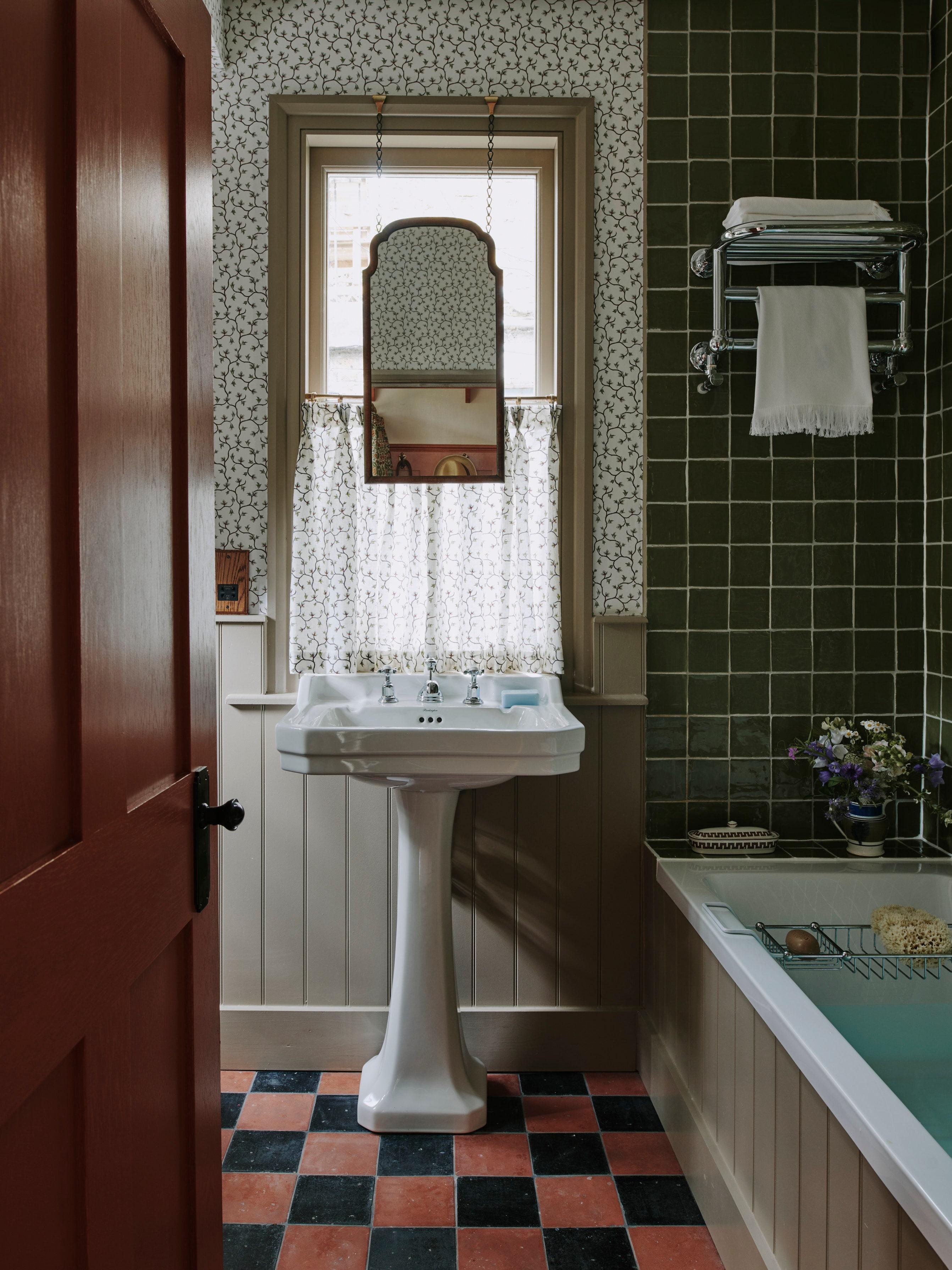 Retro Eclectic: Mix bright colors and quirky patterns for ‌a fun bathroom