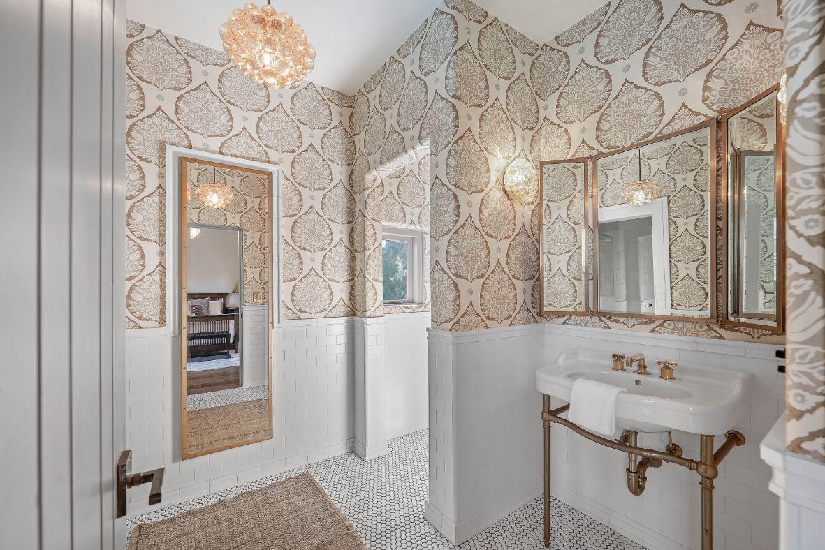 Glamorous bathroom reflecting Hollywoods golden age‍ style