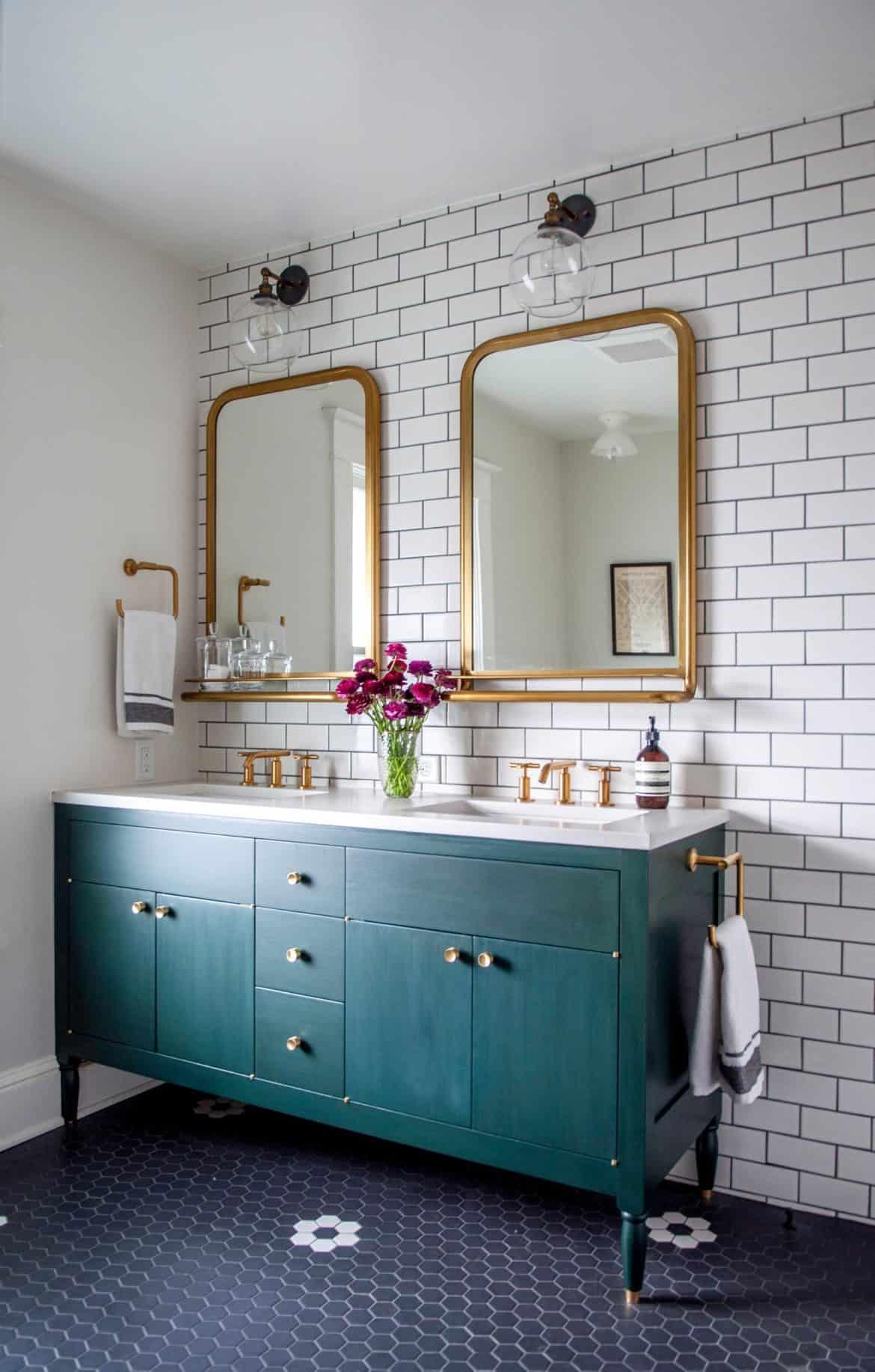 Mixed patterns in​ your eclectic bathroom create a dynamic and inviting atmosphere