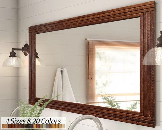 A wooden bathroom ​mirror frame enhances ⁤natural beauty