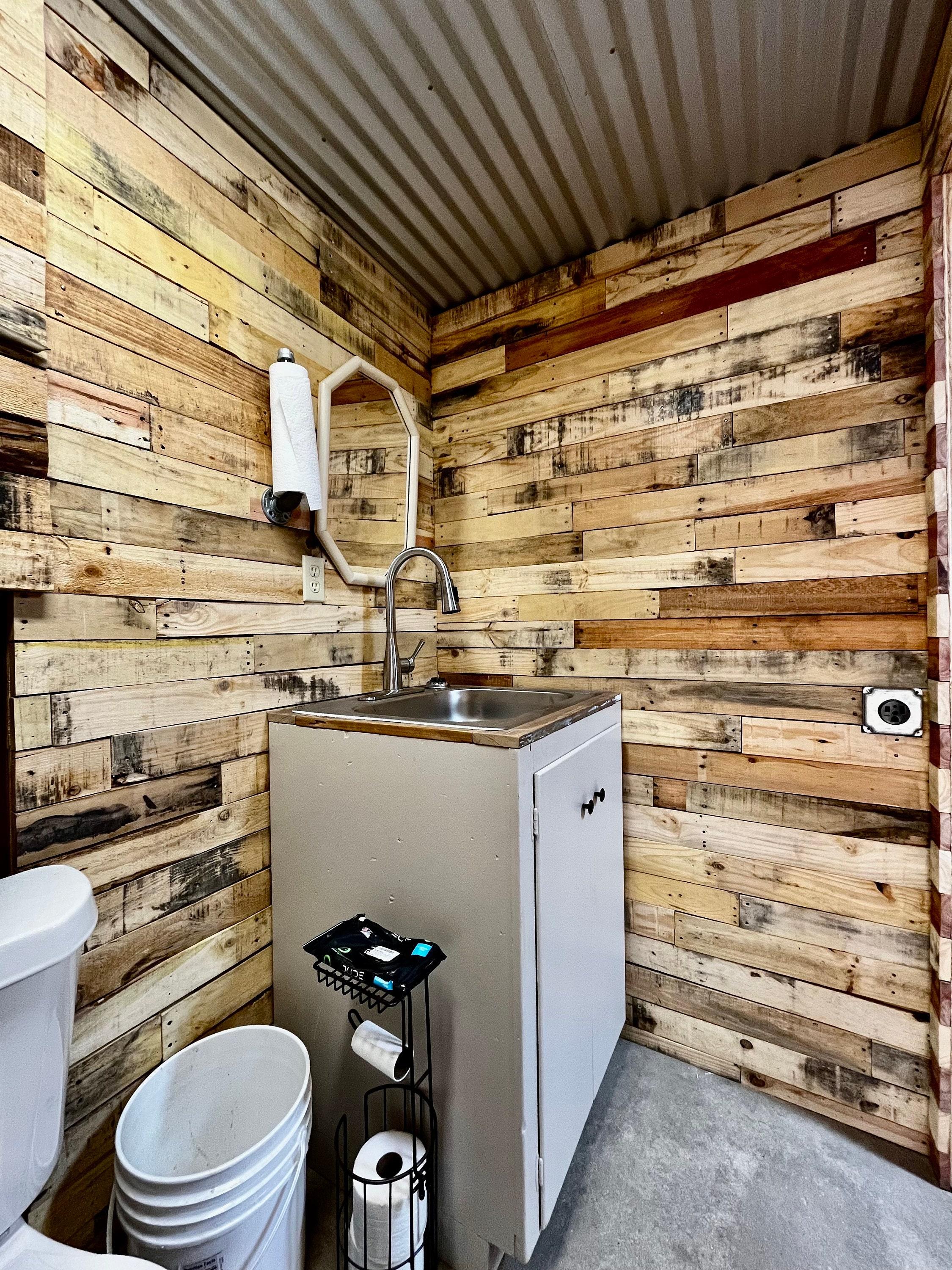 Use wooden pallets for a charming wooden bathroom wall