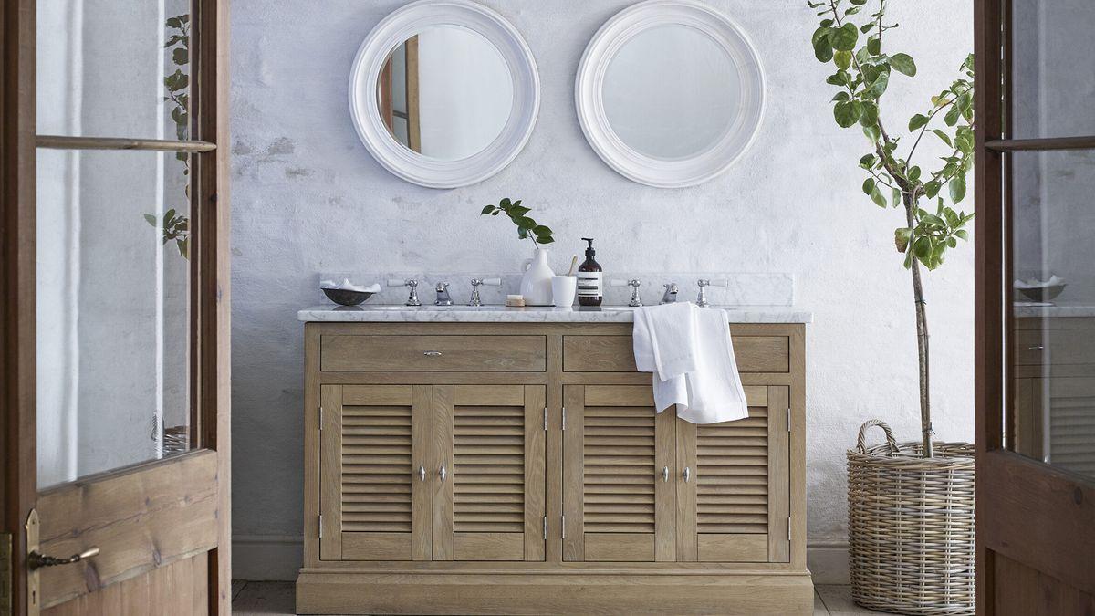 Keep it fresh by rotating decor ⁤seasonally in your eclectic bathroom