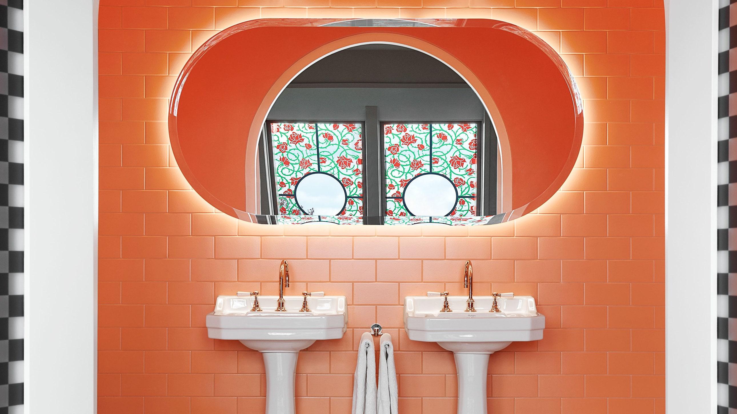 Experiment with colorful paint‌ for an inviting eclectic‍ bathroom atmosphere