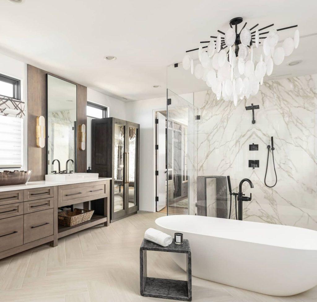 Select ‌a⁤ statement ⁤light fixture to ‍elevate⁤ modern bathroom design