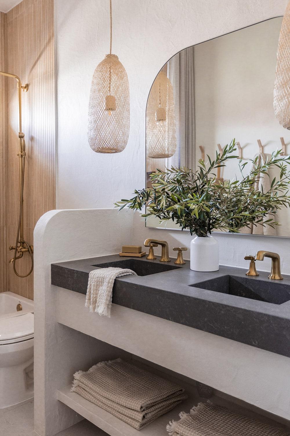 Mediterranean Escape: Inspire relaxation with ⁣a warm, sun-kissed bathroom ⁣palette