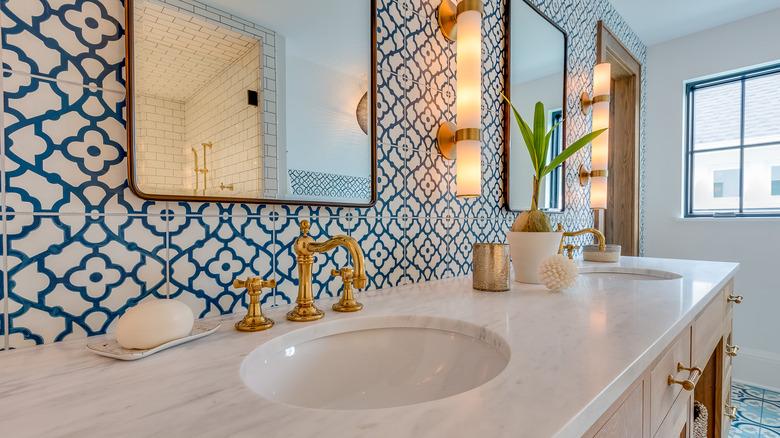 Colorful ceramic tiles for ‌a playful twist in ⁢your boho‌ bathroom