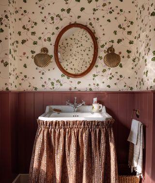 Farmhouse ‍Fresh: Shiplap walls and vintage accents for a charming bathroom