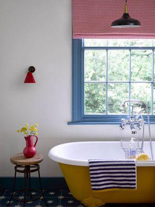 Colorful accents ⁢to bring personality⁣ to a modern bathroom