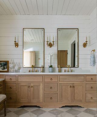 Farmhouse bathroom: Shiplap walls and farmhouse sinks for country warmth