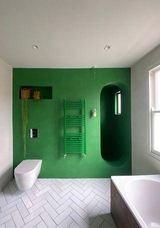 Play with‌ unconventional colors on walls to set the tone for your eclectic bathroom