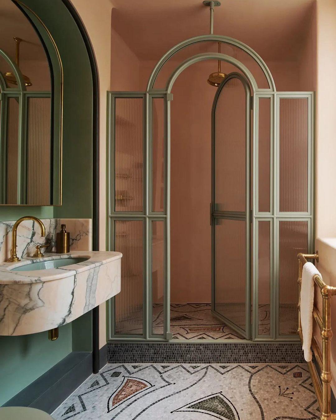 Art deco bathroom boasting ⁢geometric patterns ⁢and luxurious materials