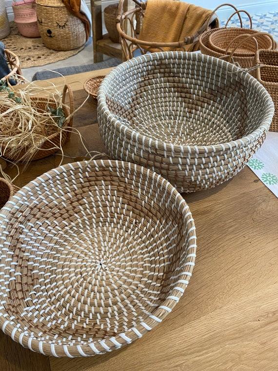 Woven ⁢baskets serve as stylish storage in your ⁣boho bathroom