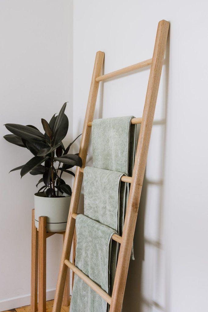 Incorporate a wooden⁤ ladder for towels in your cozy wooden bathroom