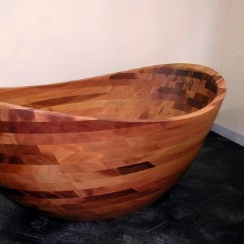 Create a​ wooden bathtub feature ⁣for a unique⁤ centerpiece