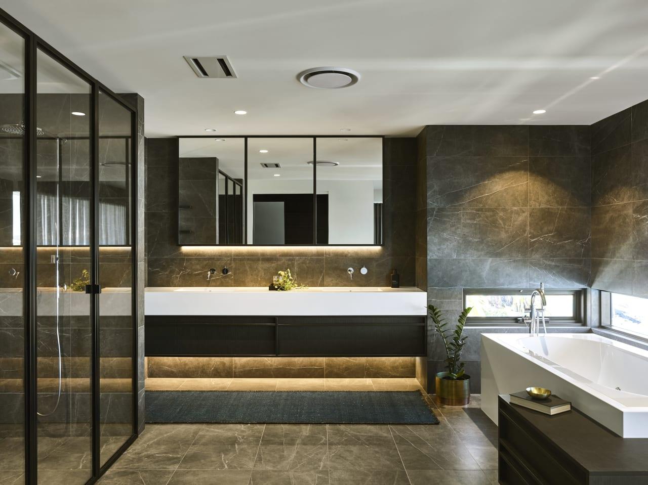 Contemporary⁢ Contrast: Mix dark and light elements for a⁢ stylish bathroom