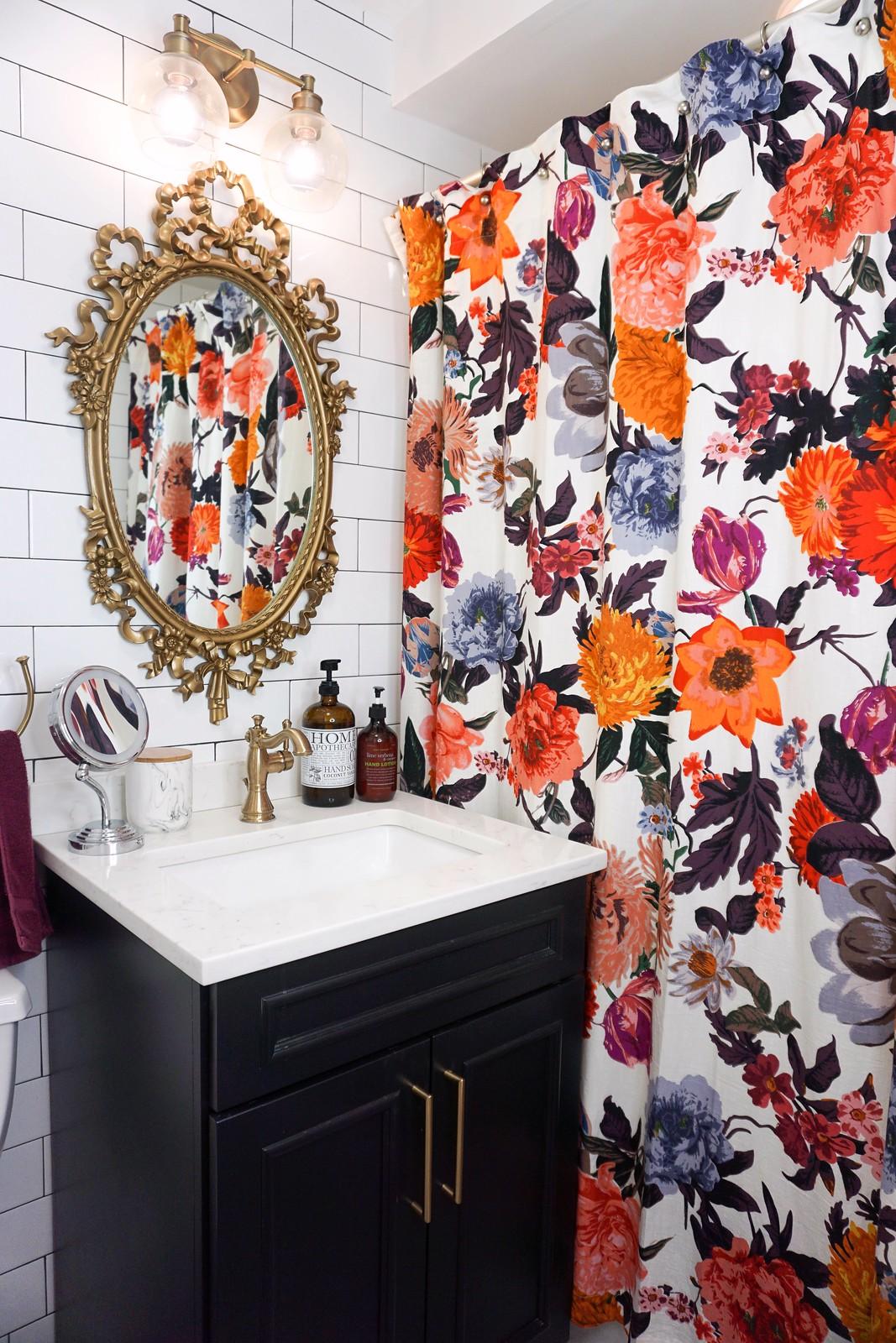 Classic black and white bathroom for⁣ timeless elegance