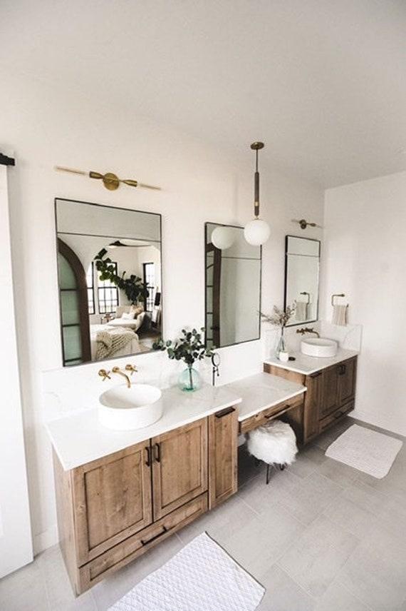 Hang ​an oversized mirror for a dramatic focal point​ in ‌your eclectic bathroom