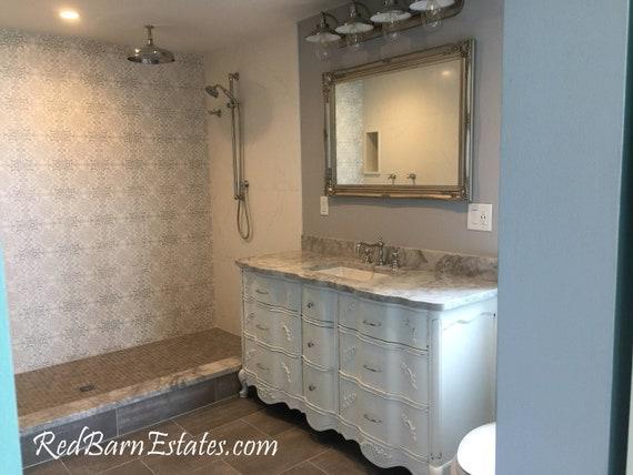 Incorporate vintage furniture pieces for character ​in your ⁢eclectic bathroom space