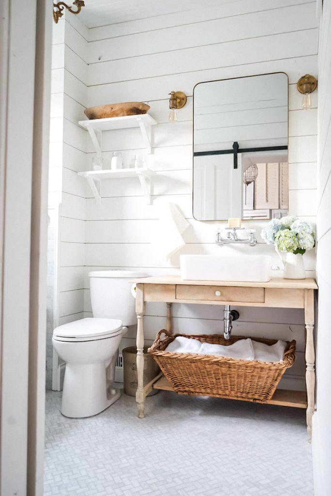 Vintage Charm: Infuse your ‌bathroom with ‌nostalgic decor and classic ‍fixtures