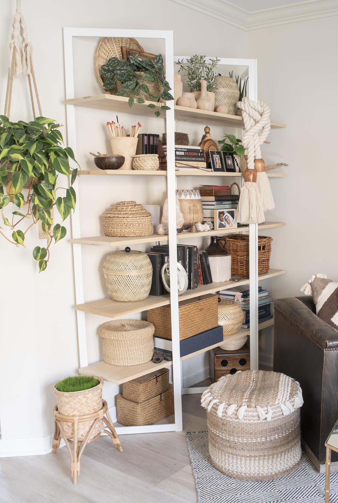 An oversized plant adds life and freshness to your boho bathroom