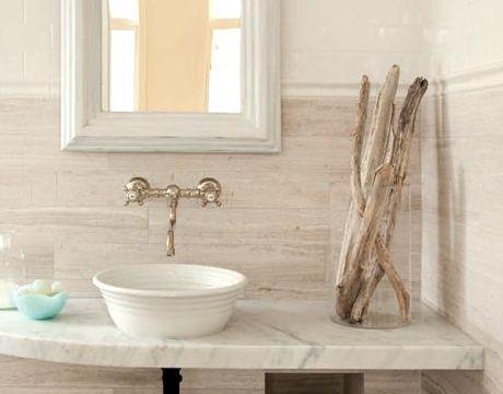 Consider driftwood decor for a ⁣beachy wooden​ bathroom vibe