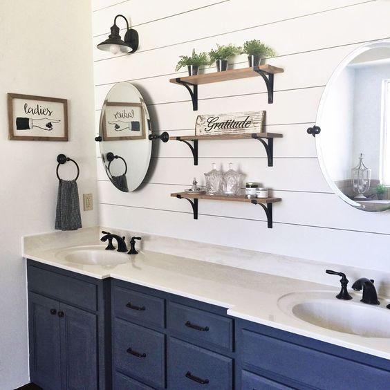 Rustic farmhouse bathroom: Weathered wood and vintage accents for warmth