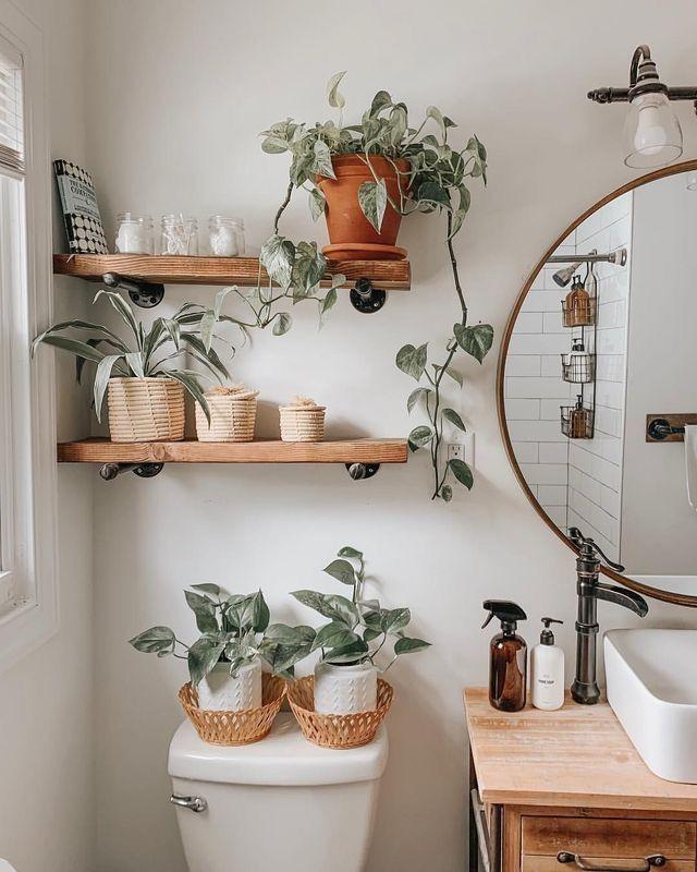 Hanging plants draw the eye upward, enhancing‌ the airy feel​ of your boho bathroom