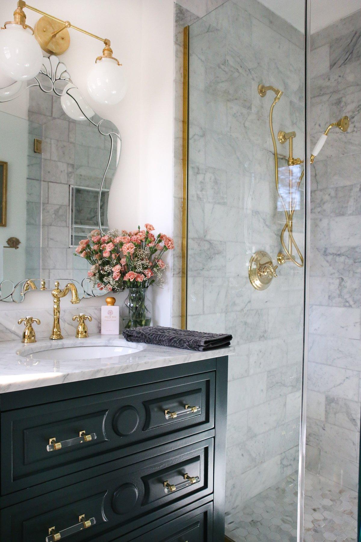 Upgrade your lighting with⁤ ornate chandeliers for a luxe⁢ eclectic bathroom atmosphere