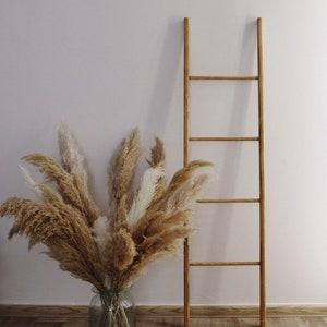 Add​ a ⁢vintage ladder as a decorative touch in your charming boho bathroom