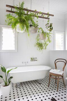 Botanical ⁢bathroom: Lush greenery and floral accents for a refreshing​ touch