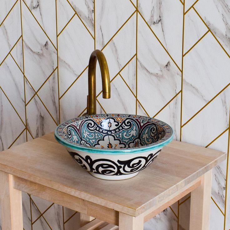 Incorporate handmade pottery pieces ‌for an⁤ artsy ⁣vibe‍ in your boho ‍bathroom