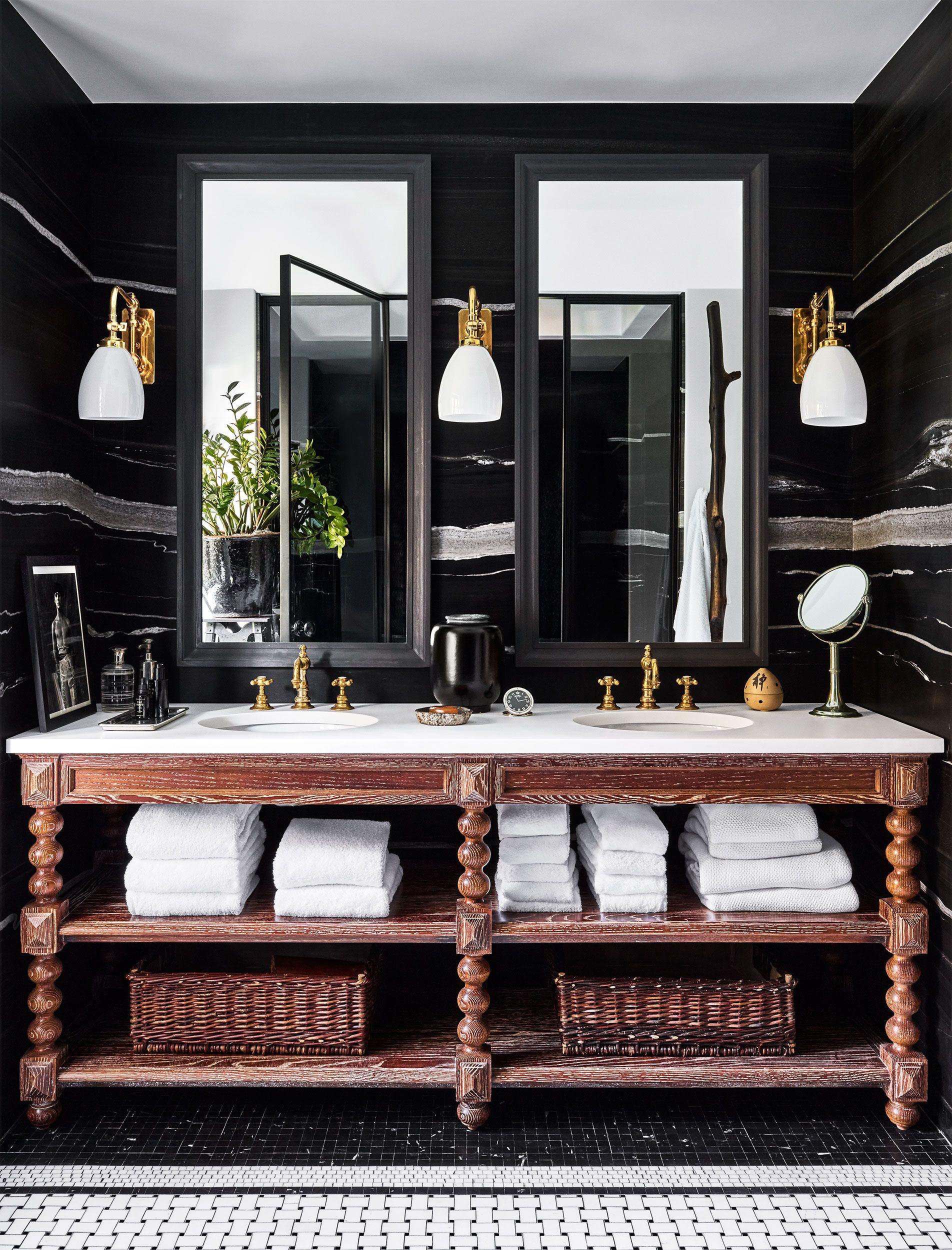 Glamorous Suite: Glittering⁢ accessories and ​plush towels elevate your bathroom