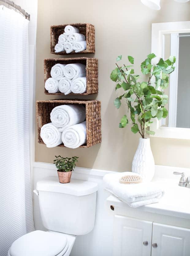 Add ⁤unique‍ shelving options⁣ to display quirky decor in your eclectic bathroom