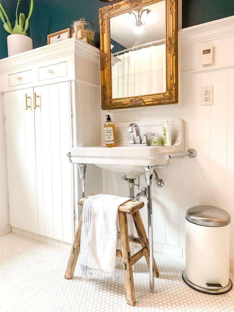 Retro Vibes: ‌Revive bold colors and designs in your bathroom