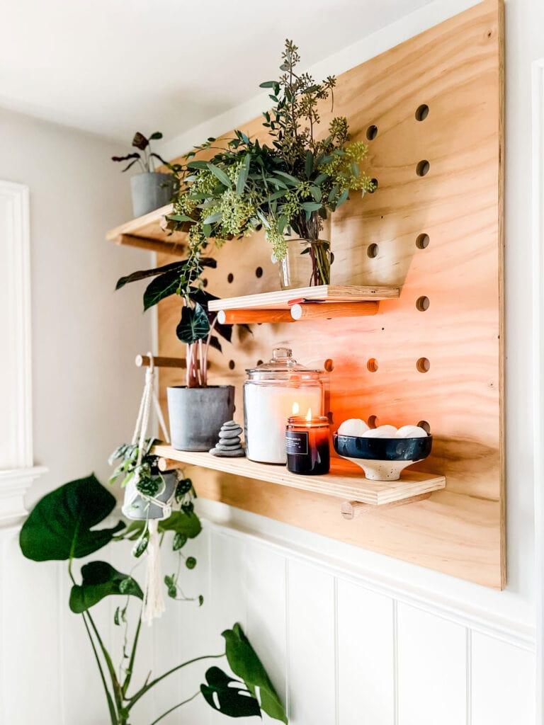 Fresh plants bring life to your​ modern bathroom atmosphere