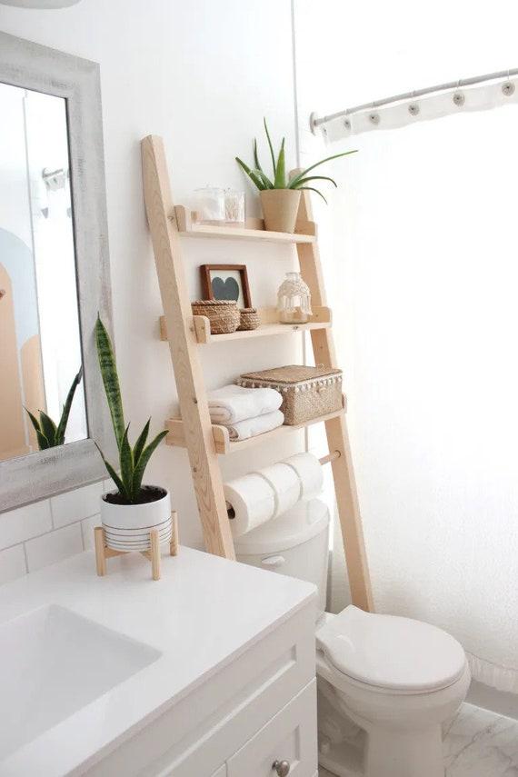 A wooden⁢ bathroom ladder provides unique storage solutions