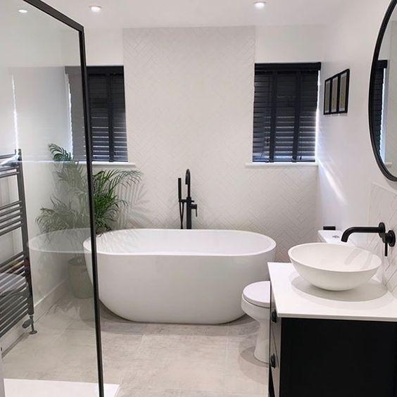 Modern Monochrome: Black and white elements for a sleek bathroom‌ aesthetic